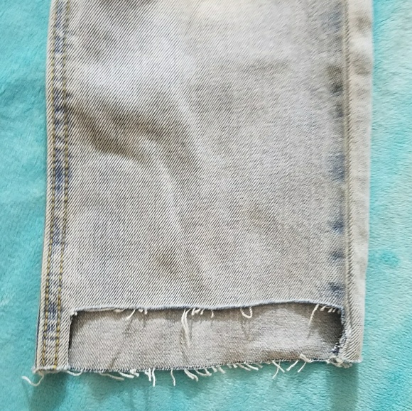 ❇️Distressed lightwash denim❇️ - Picture 2 of 4